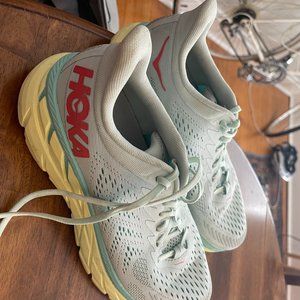 WOMEN'S HOKA ONE ONE CLIFTON 7 - WORN ONLY TWICE